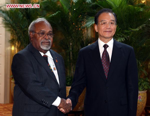Chinese Premier Wen Jiabao (R) shakes hands with Papua New Guinea's Prime Minister Michael Somare in north China's Tianjin Municipality, Sept. 13, 2010. (Xinhua/Yao Dawei)(axy) 