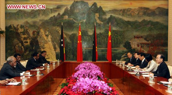 Chinese Premier Wen Jiabao (1st R) talks with Papua New Guinea's Prime Minister Michael Somare (1st L) during a meeting in north China's Tianjin Municipality, Sept. 13, 2010. (Xinhua/Yao Dawei)(axy) 