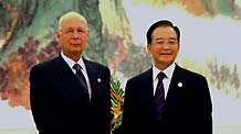 Chinese Premier Wen Jiabao (R) shakes hands with Klaus Schwab, founder and executive chairman of the World Economic Forum (WEF), in north China's Tianjin Municipality, Sept. 13, 2010.