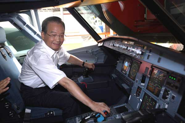 Chinese Primer Wen Jiabao inspects the layout of the pilot's compartment in an A320 plane under assembly in Tianjin on the sidelines of the 2010 Summer Davos Forum, Sept 12.