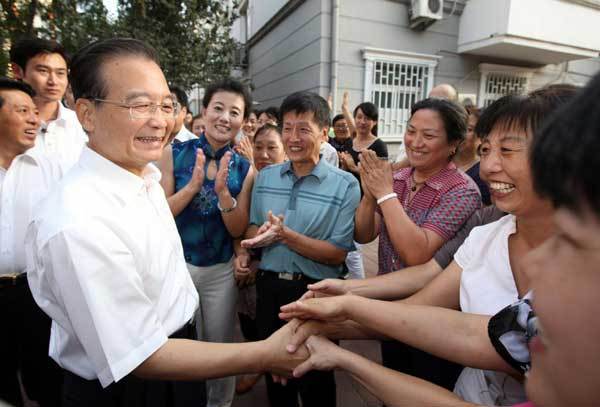 Chinese Primer Wen Jiabao visits residents in a local community during his inspection tour in Tianjin on the sidelines of the 2010 Summer Davos Forum, Sept 12, 2010.