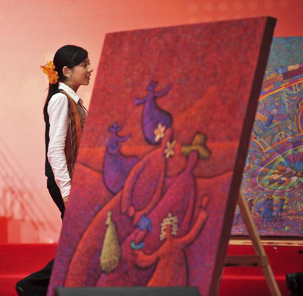 An actress from Guatemala walks off the stage at the ceremony to mark the National Pavilion Day for the Republic of Guatemala at the 2010 World Expo Park in Shanghai, east China, Sept. 15, 2010. 