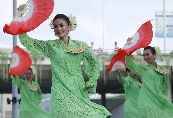 Malaysian actresses perform dance in the Shanghai World Expo Park in Shanghai, east China, Sept. 16, 2010. 