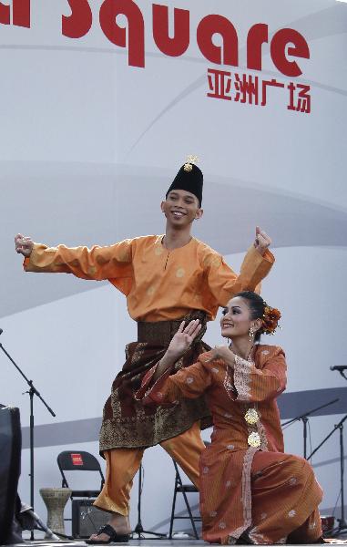 Malaysian actors perform traditonal dance in the Shanghai World Expo Park in Shanghai, east China, Sept. 16, 2010. 