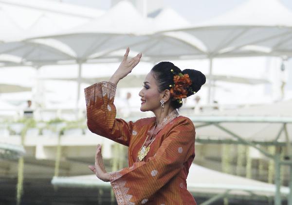 A Malaysian actress perform traditonal dance in the Shanghai World Expo Park in Shanghai, east China, Sept. 16, 2010.