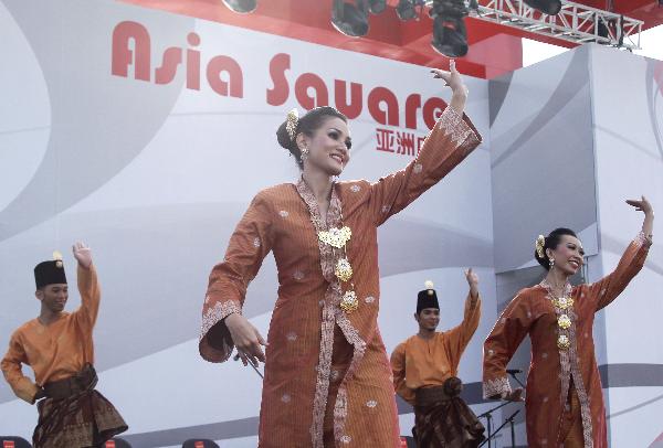 Malaysian actors perform traditonal dance in the Shanghai World Expo Park in Shanghai, east China, Sept. 16, 2010. 