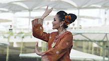 A Malaysian actress perform traditonal dance in the Shanghai World Expo Park in Shanghai, east China, Sept. 16, 2010.