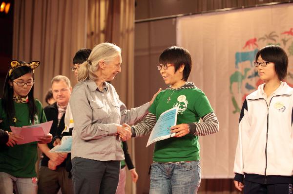 Dr. Jane Goodall gives awards to students and teachers during a summit at Beijing 101 Middle School in Beijing, capital of China, on Sept. 18, 2010. 