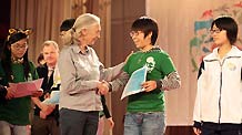 Dr. Jane Goodall gives awards to students and teachers during a summit at Beijing 101 Middle School in Beijing, capital of China, on Sept. 18, 2010.