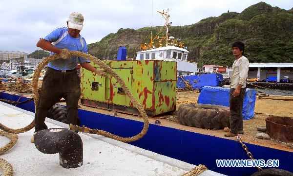Fishermen prepare for the onslaught of Fanapi, an upcoming typhoon, at a port in Yilan, southeast China's Taiwan, Sept. 18, 2010. 
