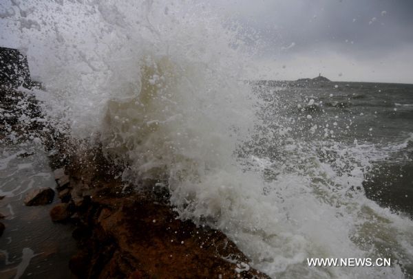 Photo taken on Sept. 20, 2010 shows big waves in Gulei of southeast China's Fujian Province. Typhoon Fanapi, the 11th and strongest typhoon to hit China this year, struck Fujian at 7:00AM Monday, according to Fujian provincial flood control headquarters. 