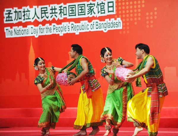 Bangladeshi dancers perform at the ceremony to mark the National Pavilion Day for Bangladesh at the 2010 World Expo in Shanghai, east China, Sept. 20, 2010.