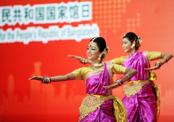 Bangladeshi dancers perform at the ceremony to mark the National Pavilion Day for Bangladesh at the 2010 World Expo in Shanghai, east China, Sept. 20, 2010.