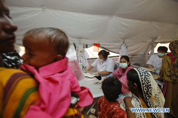 Doctors of China International Search and Rescue Team treat patients at a tent hospital in Makly town of flood-hit Thatta in southern Pakistan, Sept. 22, 2010. 