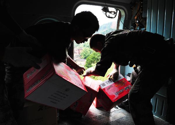 Soldiers drop packs of instant noodles from a military helicopter in Xinyi, south China&apos;s Guangdong Province, Sept. 25, 2010. Since torrential rainstorm brought by Typhoon Fanabi hit Guangdong this week and caused serious waterlog, China&apos;s army aviation regiment has bridged an air lifeline by airdropping daily necessities to disaster-stricken people.