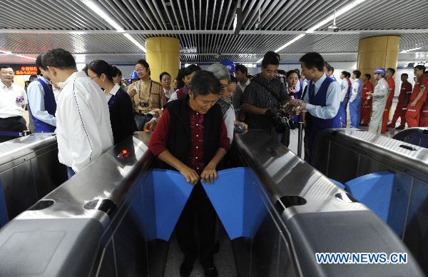 Photo taken on Sept. 27, 2010 shows the automatic gate of the newly opened subway line in Chengdu, capital of southwest China's Sichuan Province. After four years' construction, the subway Line 1 in Chengdu witnessed its pilot run on Monday. 