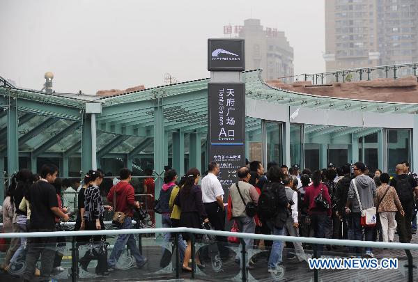 Photo taken on Sept. 27, 2010 shows passengers entering one of the entrances of the newly opened subway line in Chengdu, capital of southwest China's Sichuan Province. 