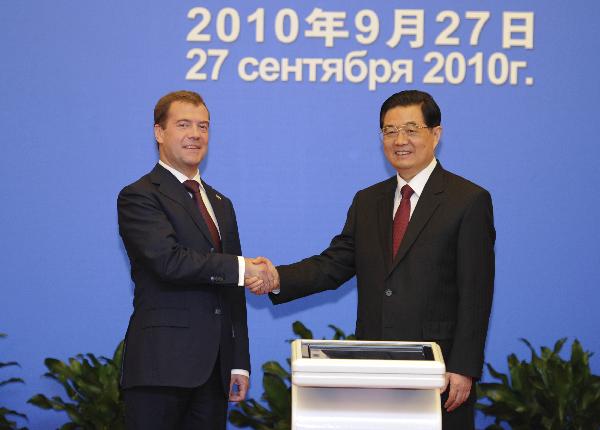 Chinese President Hu Jintao (R) and Russian President Dmitry Medvedev attend a completion ceremony of the China-Russia oil pipeline in Beijing, capital of China, Sept. 27, 2010.