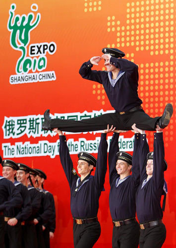 Russian actors perform to celebrate their country&apos;s National Pavilion Day at Expo Park in Shanghai, Sept 28, 2010. [Xinhua]