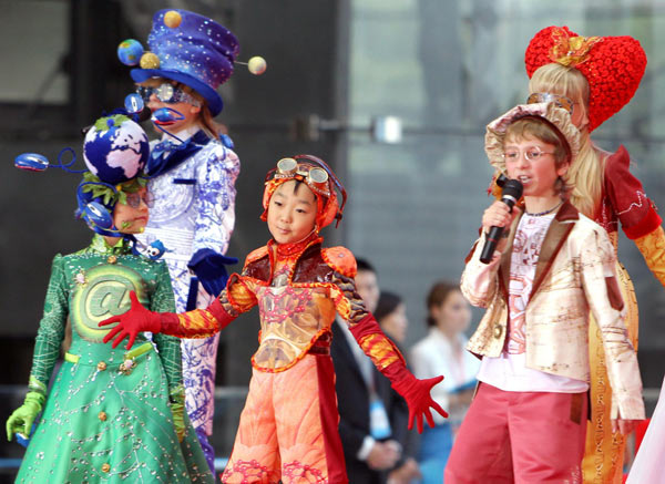 Russian children perform to celebrate their country&apos;s National Pavilion Day at Expo Park in Shanghai, Sept 28, 2010. [Xinhua]