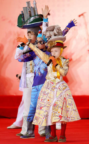 Russian children perform to celebrate their country&apos;s National Pavilion Day at Expo Park in Shanghai, Sept 28, 2010. [Xinhua]