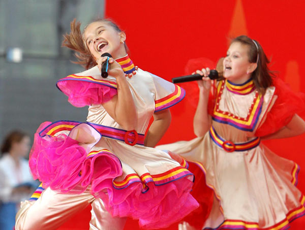 Performers sing to celebrate Russia&apos;s National Pavilion Day at Expo Park in Shanghai, Sept 28, 2010. [Xinhua]