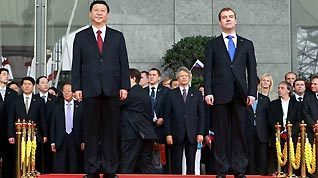 Chinese Vice President Xi Jinping (L) and Russian President Dmitry Medvedev (R) attend a flag-raising ceremony to mark Russia's National Pavilion Day at Expo Park in Shanghai, Sept 28, 2010.