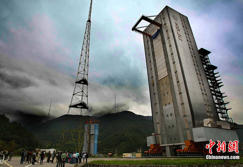 Reporters gather at Xichang Satellite Launch Center to cover the launch of Chang'e II satellite, in southwest China's Sichuan Province on Tuesday, Sep.28, 2010. 