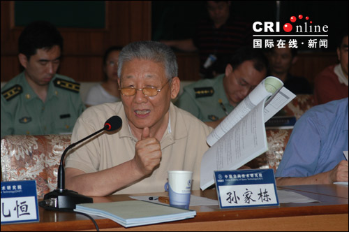 Sun Jiadong speaking at the meeting 