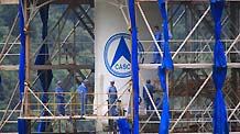 Staff workers make the last preparations on the launching pad at the Xichang Satellite Launch Center in southwest China's Sichuan Province, Oct. 1, 2010. China's second unmanned lunar probe, Chang'e II, is scheduled to blast off at 18:59:57 (Beijing time) Friday.