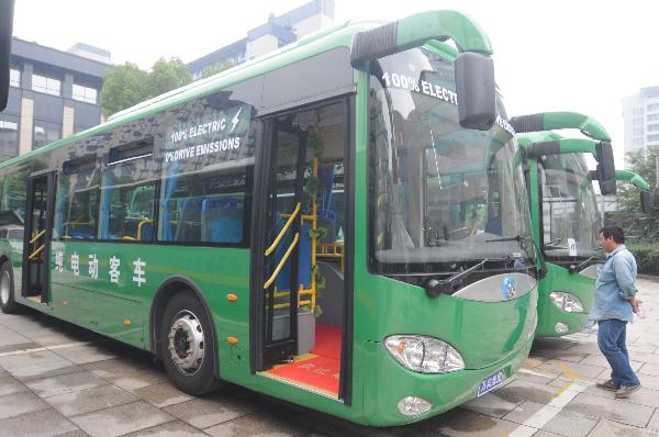Photo taken on Oct. 2, 2010 shows electric buses on a new energy motor show in Hangzhou, east China's Zhejiang Province. An exhibition of new energy vehicles was opened in Hangzhou on Saturday, more than 80 electric or hybird powered vehicles produced by manufacturers from home and abroad were shown on the exhibition.