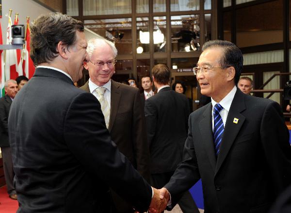 Chinese Premier Wen Jiabao (R) shakes hands with Jose Manuel Barroso, president of the European Commission, in Brussels, capital of Belgium, Oct. 6, 2010. Wen Jiabao attended the 13th China-EU Summit in Brussels on Wednesday.