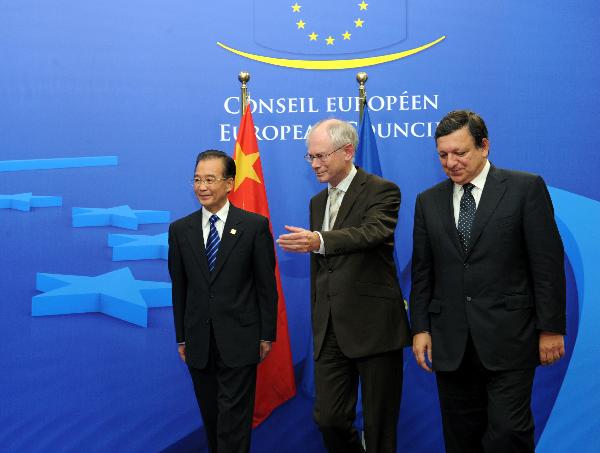 Chinese Premier Wen Jiabao (L) attends the 13th China-EU Summit in Brussels, capital of Belgium, Oct. 6, 2010.