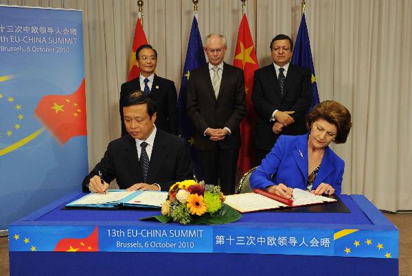Chinese Premier Wen Jiabao (L Rear) attends a signing ceremony during the 13th China-EU Summit in Brussels, capital of Belgium, Oct. 6, 2010.