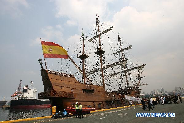 A crowd approaches the Spanish galleon replica Andalucia docked on Pier 13 in Manila, the Philippines Oct. 6, 2010. 