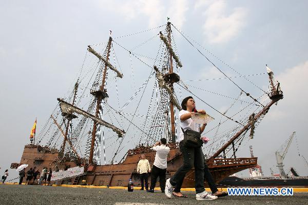 Students on an educational trip walk past the Spanish galleon replica Andalucia docked on Pier 13 in Manila, the Philippines, Oct. 6, 2010.