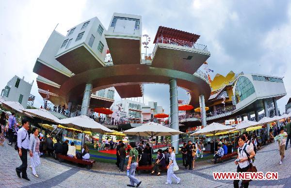 Tourists visit the World Expo Park in Shanghai, east China, Oct. 7, 2010.