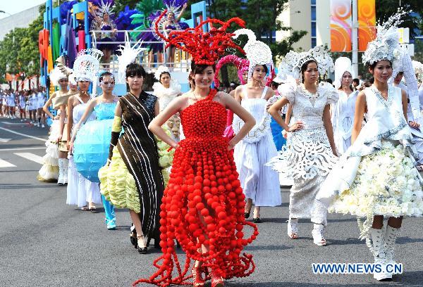 Photo taken on Oct. 8, 2010 shows a cruise performance of the Shanghai Week of the 2010 World Expo in Shanghai, east China.
