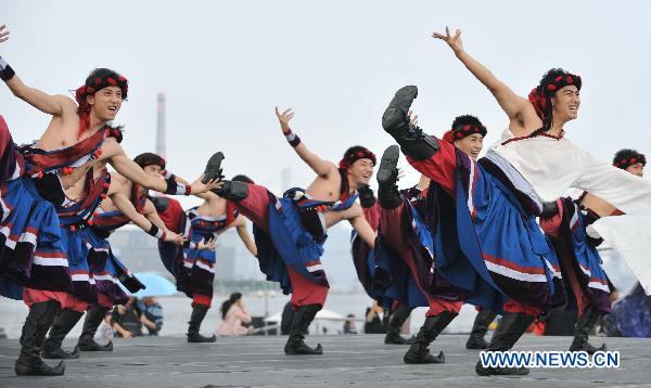 Actors perform dancing during the Shanghai Week of the 2010 World Expo in Shanghai, east China, Oct. 8, 2010. 