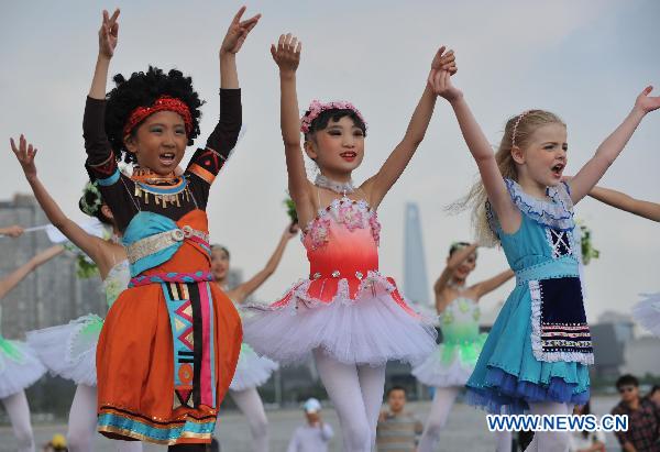 Children perform dancing during the Shanghai Week of the 2010 World Expo in Shanghai, east China, Oct. 8, 2010. 
