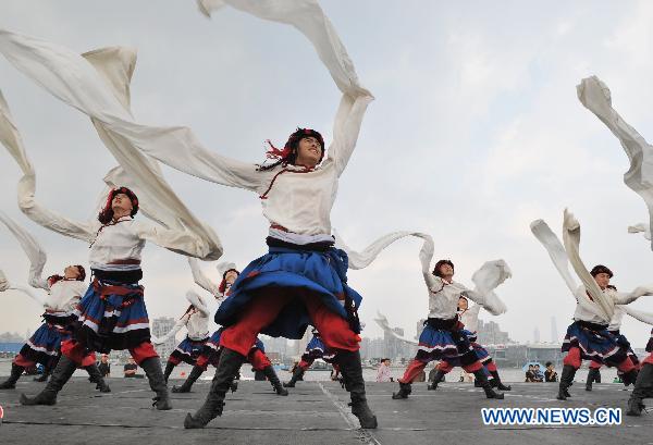 Actors perform dancing during the Shanghai Week of the 2010 World Expo in Shanghai, east China, Oct. 8, 2010. 