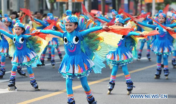 Photo taken on Oct. 8, 2010 shows a cruise performance of the Shanghai Week of the 2010 World Expo in Shanghai, east China. 