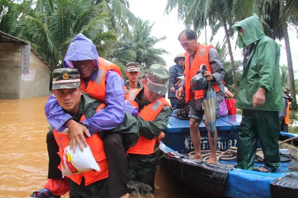 Soldiers evacuate residents in Huiwen Township of Wenchang City, south China's Hainan Province, Oct. 8, 2010. 