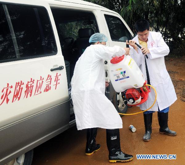 Medics prepare to spray the disinfectant in Wenchang, south China's Hainan Province, Oct. 10, 2010. [Xinhua]