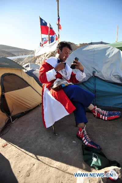 A clown makes up before he performs for relatives of the 33 trapped miners in San Jose mine, 800 km north of the Chilean capital Santiago, on Oct. 9, 2010. 