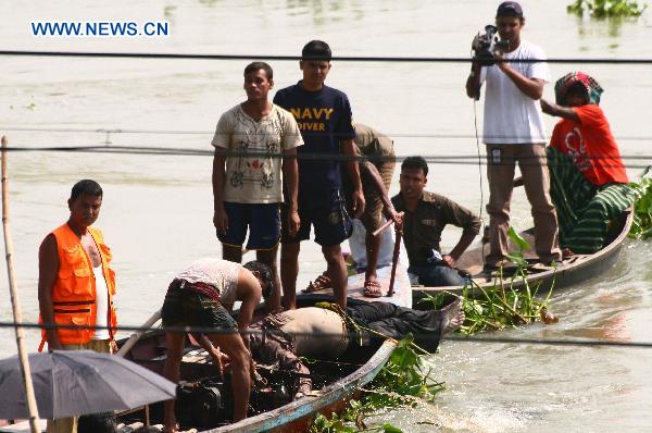 The rescue team salvages a body from the river at the accident scene in Savar, suburb of Bangladesh's capital Dhaka, on Oct.11, 2010. 