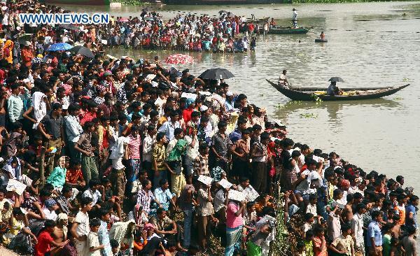 The rescue team salvages a body from the river at the accident scene in Savar, suburb of Bangladesh's capital Dhaka, on Oct.11, 2010. 