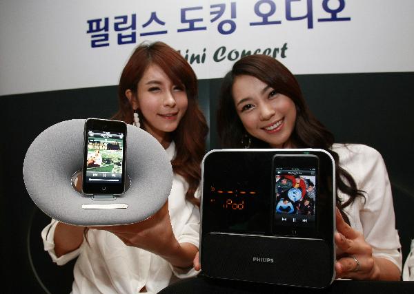 Models of the Philips pose with the company's new Docking Audios for Apple smart phone and iPod during a news conference in Seoul, capital of South Korea, on October 11. 2010. 