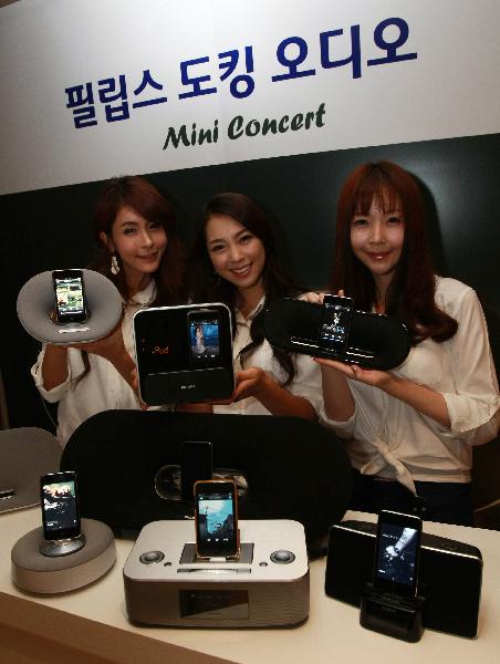 Models of the Philips pose with the company's new Docking Audios for Apple smart phone and iPod during a news conference in Seoul, capital of South Korea, on October 11. 2010. 