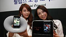 Models of the Philips pose with the company's new Docking Audios for Apple smart phone and iPod during a news conference in Seoul, capital of South Korea, on October 11. 2010.